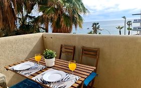Precioso apartamento con piscinas y vistas al mar.